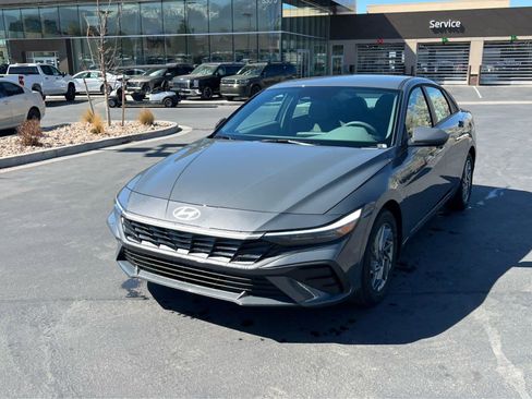 New 2026 Hyundai Elantra Hybrid FWD image 2