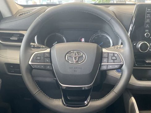 Used 2020 Toyota Highlander XLE AWD/4WD image 17