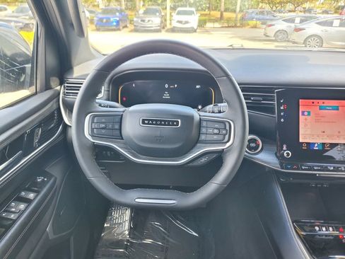 Used 2024 Jeep Wagoneer L Series II image 24