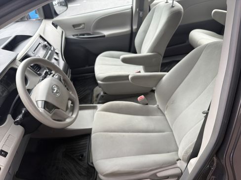 Used 2014 Toyota Sienna L image 65
