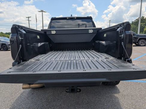 Used 2025 Toyota Tacoma SR5 AWD/4WD image 31