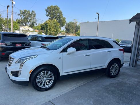 Used 2017 Cadillac XT5 Luxury w/ Driver Awareness Package AWD/4WD image 4