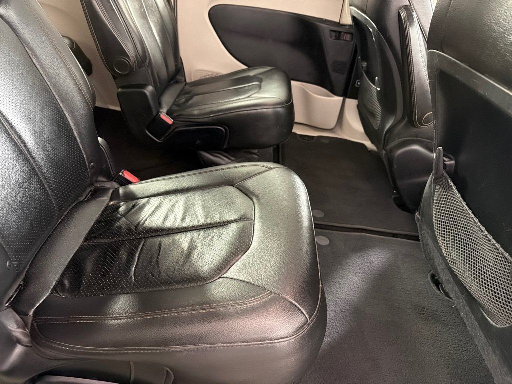 Used 2019 Chrysler Pacifica Touring-L FWD image 20