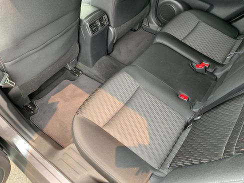 Used 2018 Nissan Rogue SV AWD/4WD image 30