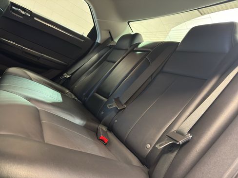 Used 2009 Chrysler 300 Touring RWD image 30