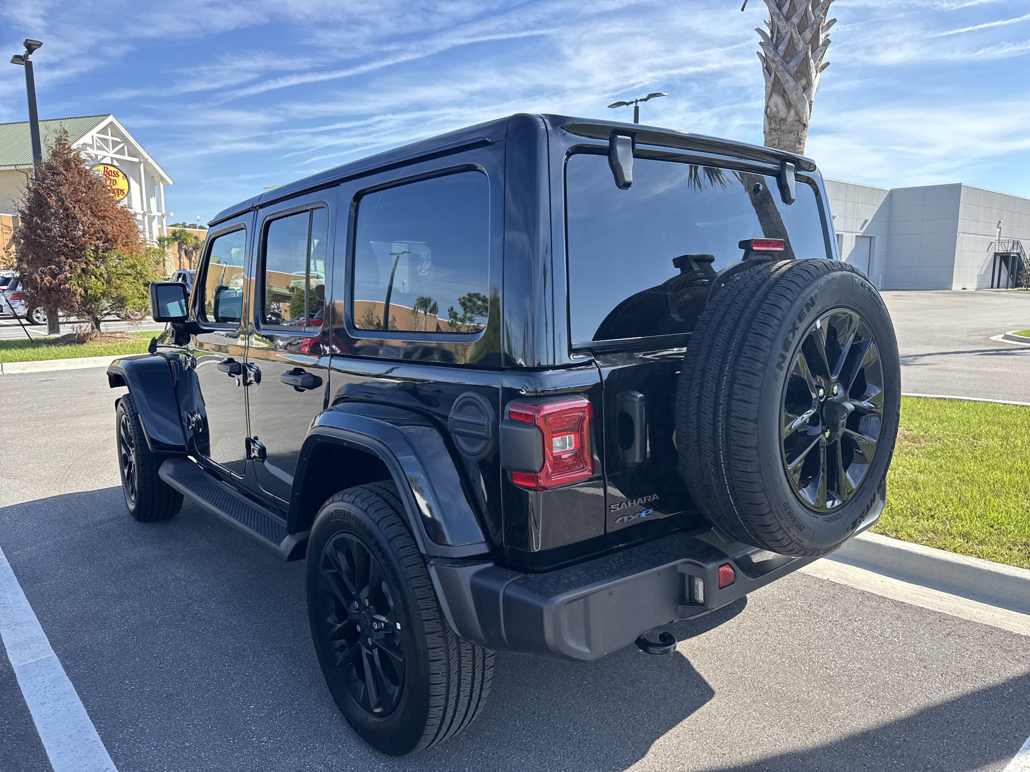 Used 2025 Jeep Wrangler Unlimited Sahara AWD/4WD image 3
