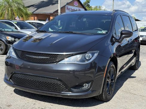 Used 2020 Chrysler Pacifica Touring-L AWD/4WD image 3
