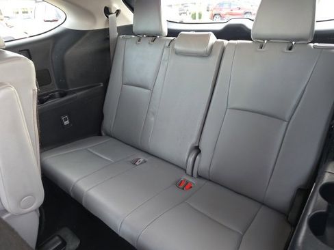 Used 2020 Toyota Highlander XLE image 12