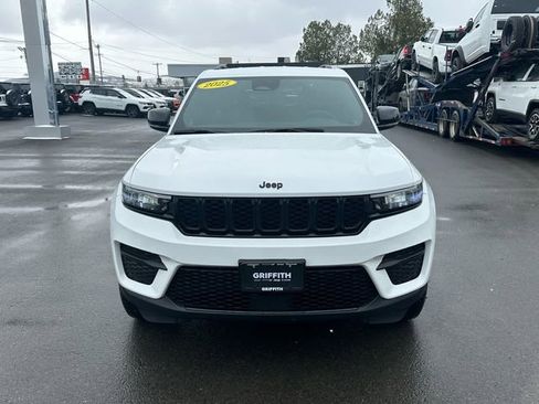 Used 2025 Jeep Grand Cherokee Altitude image 8