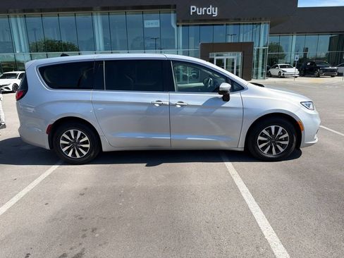 Used 2023 Chrysler Pacifica Touring-L FWD image 3