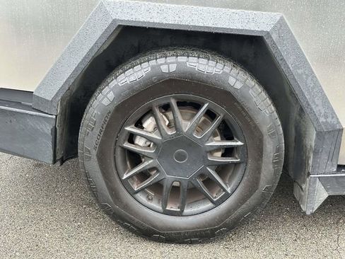 Used 2024 Tesla Cybertruck AWD Crew Cab image 9