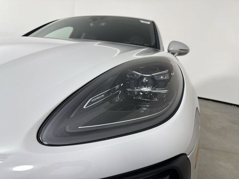 Certified 2025 Porsche Macan image 11