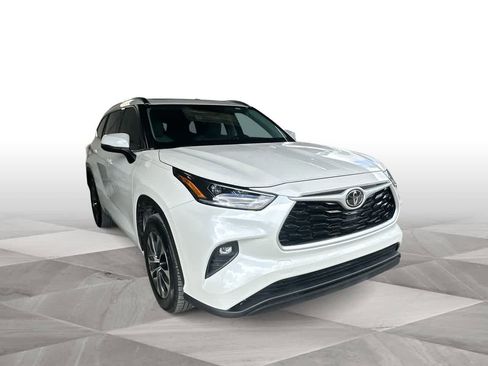 Used 2021 Toyota Highlander XLE FWD image 2