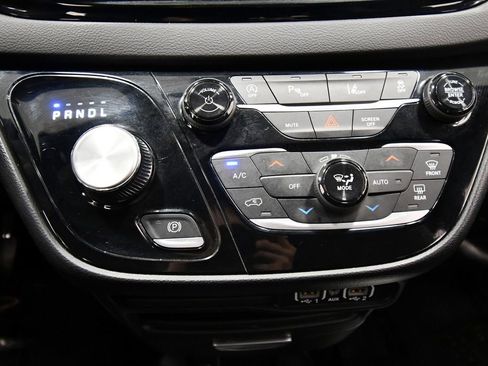 Used 2025 Chrysler Pacifica Select FWD image 27