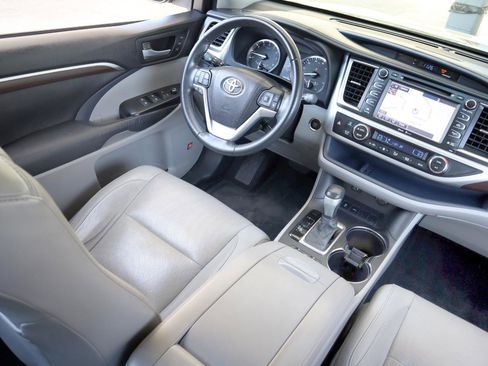 Used 2015 Toyota Highlander Limited FWD image 15
