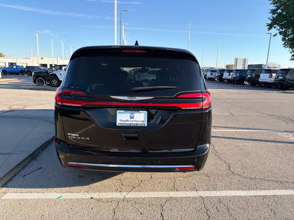 Used 2025 Chrysler Pacifica Select FWD image 4