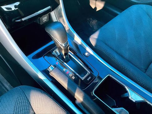 Used 2017 Honda Accord Hybrid Sedan image 17