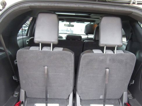 Used 2015 Ford Explorer XLT w/ Equipment Group 202B AWD/4WD image 25