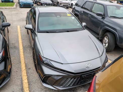 Used 2025 Toyota Camry XSE FWD image 7