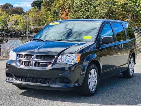 Used 2018 Dodge Grand Caravan SE w/ UConnect Hands-Free Group image 3