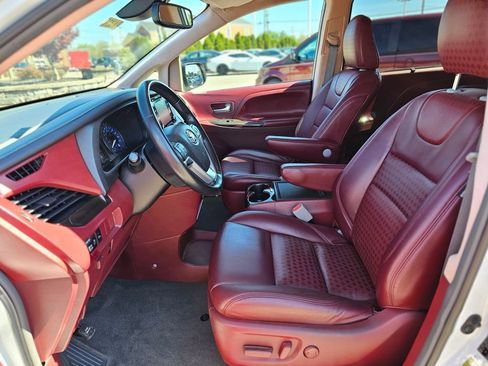 Used 2019 Toyota Sienna XLE w/ XLE Navigation Package FWD image 29