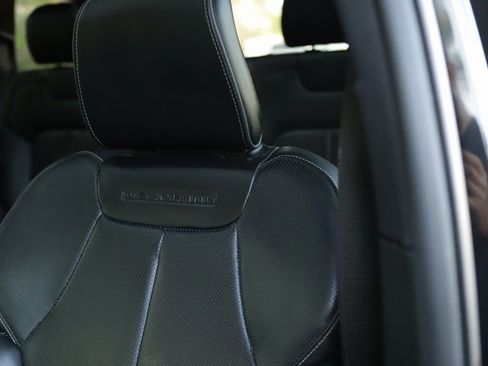 Used 2022 Jeep Grand Cherokee Overland w/ Luxury Tech Group IV image 28