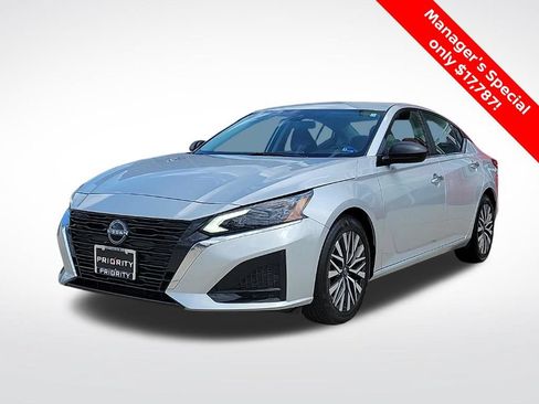 Used 2024 Nissan Altima 2.5 SV FWD image 1
