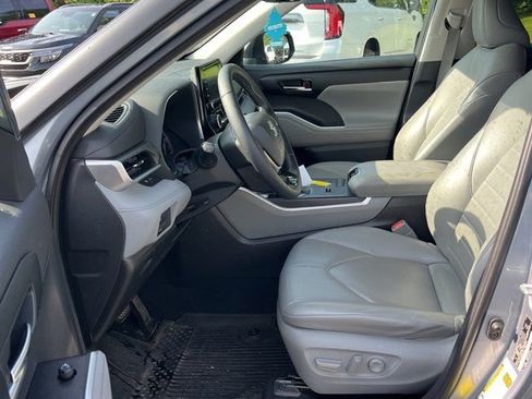 Used 2021 Toyota Highlander XLE FWD image 13