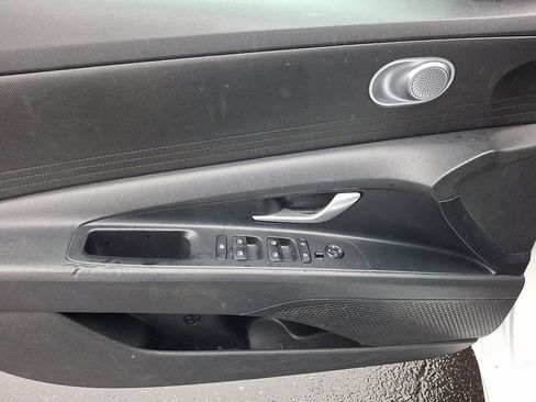 Used 2023 Hyundai Elantra SEL image 12