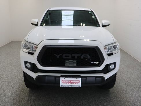 Used 2022 Toyota Tacoma SR5 w/ Technology Package RWD image 3
