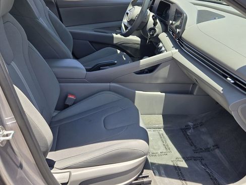 Certified 2025 Hyundai Elantra SE FWD image 16