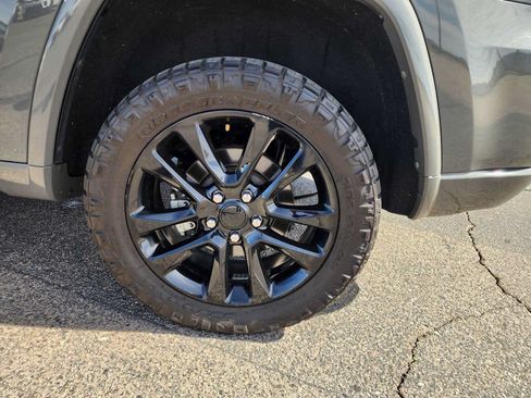 Used 2021 Jeep Grand Cherokee Laredo X AWD/4WD image 8