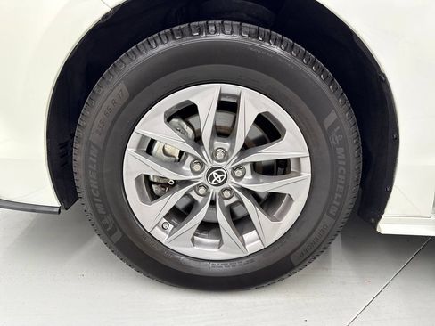 Used 2021 Toyota Sienna XLE w/ XLE Plus Package FWD image 9