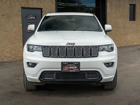 Used 2021 Jeep Grand Cherokee Laredo AWD/4WD image 3