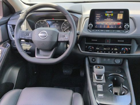 Used 2025 Nissan Rogue SV w/ SV Premium Package FWD image 31