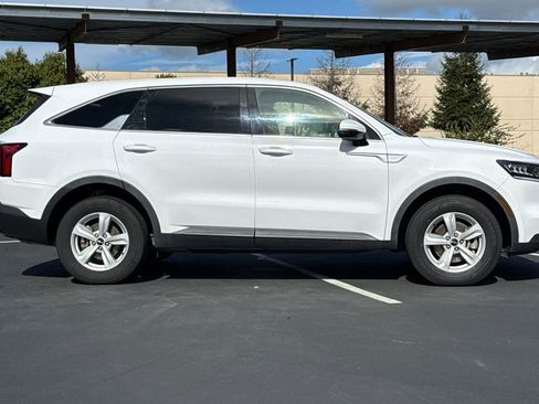Used 2023 Kia Sorento LX image 10