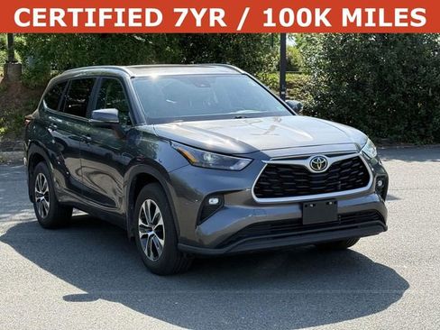 Used 2024 Toyota Highlander XLE FWD image 1