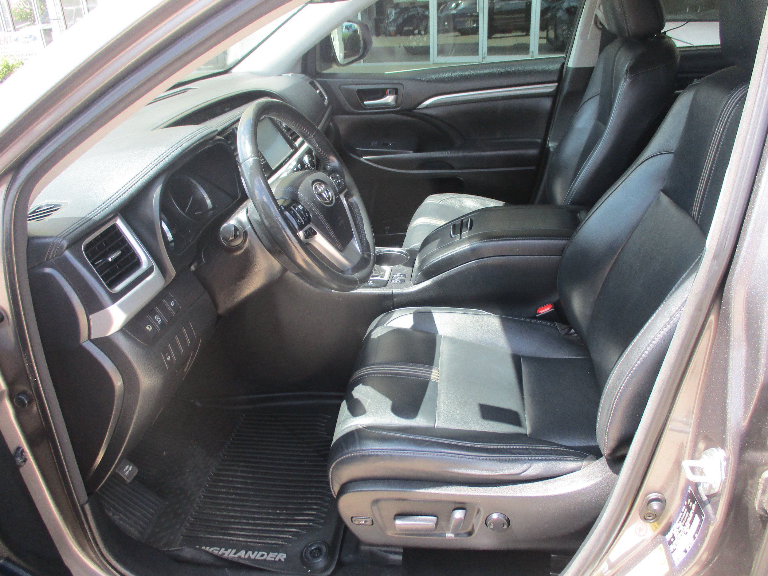 Used 2017 Toyota Highlander SE w/ Carpet Mat Package AWD/4WD image 4
