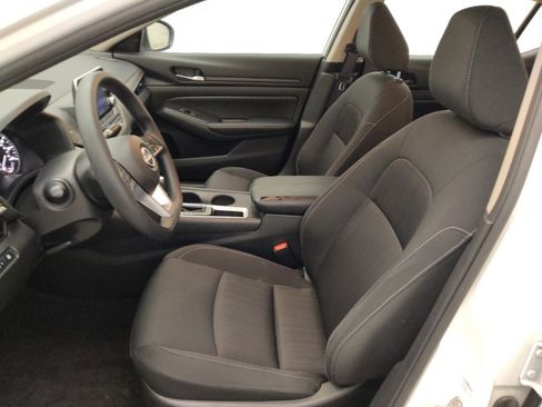 Used 2025 Nissan Altima 2.5 SV FWD image 17