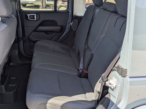Used 2025 Jeep Wrangler Unlimited Sahara AWD/4WD image 9