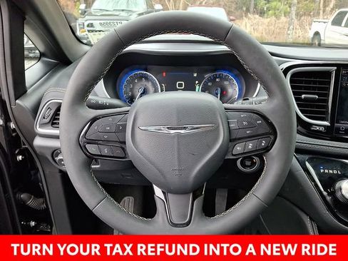 Used 2025 Chrysler Pacifica Limited image 22