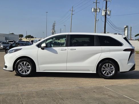 Used 2025 Toyota Sienna LE FWD image 6