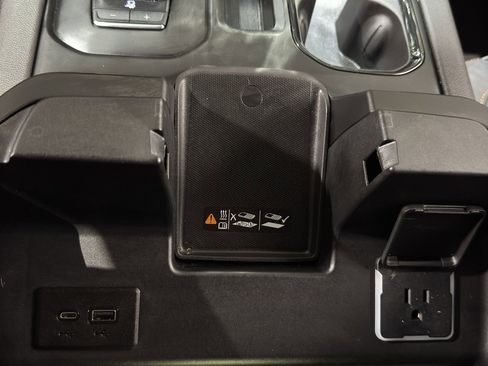 Used 2024 GMC Sierra 1500 AT4 w/ Technology Package image 38