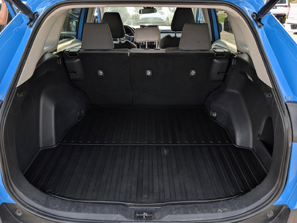Used 2021 Toyota RAV4 XLE w/ Convenience Package FWD image 29