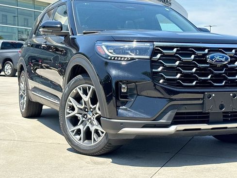 Used 2025 Ford Explorer Platinum w/ Ultimate Package RWD image 9