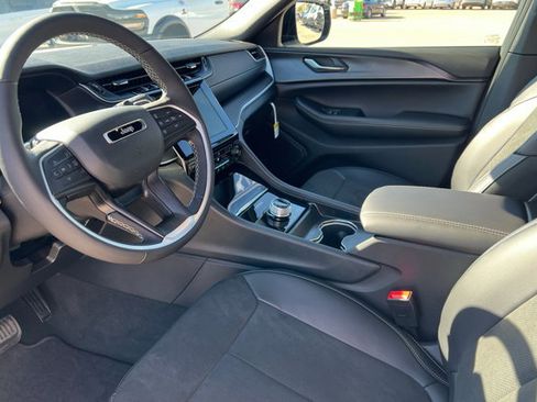 New 2025 Jeep Grand Cherokee 4WD image 15