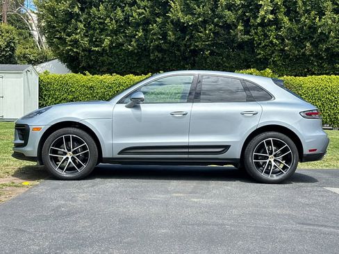 Certified 2025 Porsche Macan AWD/4WD image 2