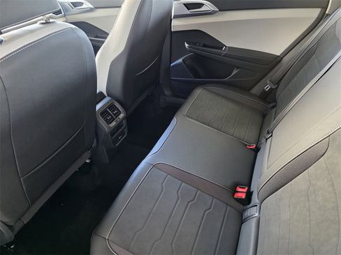 New 2025 Volkswagen Taos SE image 20