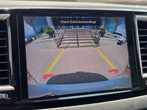 Used 2023 Chrysler Pacifica Touring-L FWD image 25