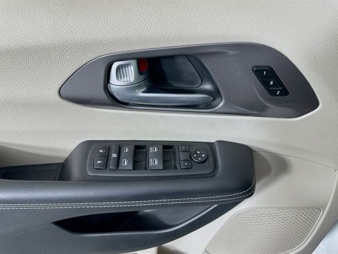 Used 2024 Chrysler Pacifica Touring-L image 15